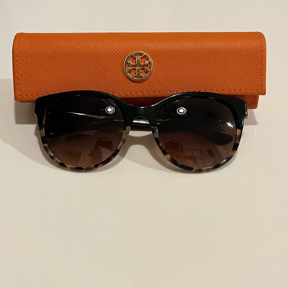Tory Burch Black and Tortoiseshell Gradient Sunglasses with Orange Case